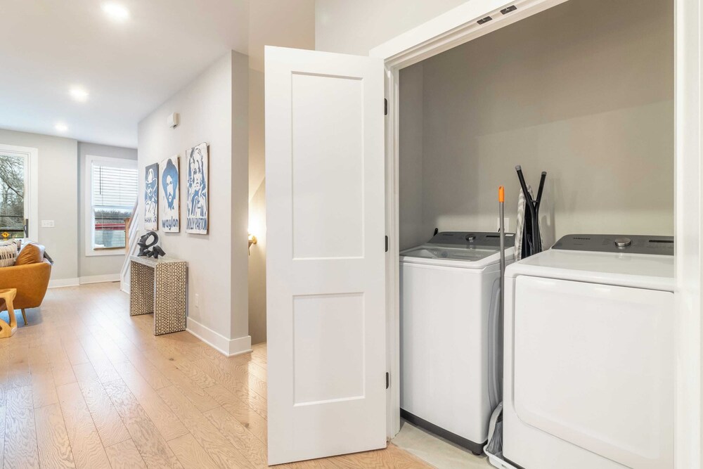 Monty by Avantstay 4bdr 4ba, Balcony w/ Outdoor Seating, 5mins to DT