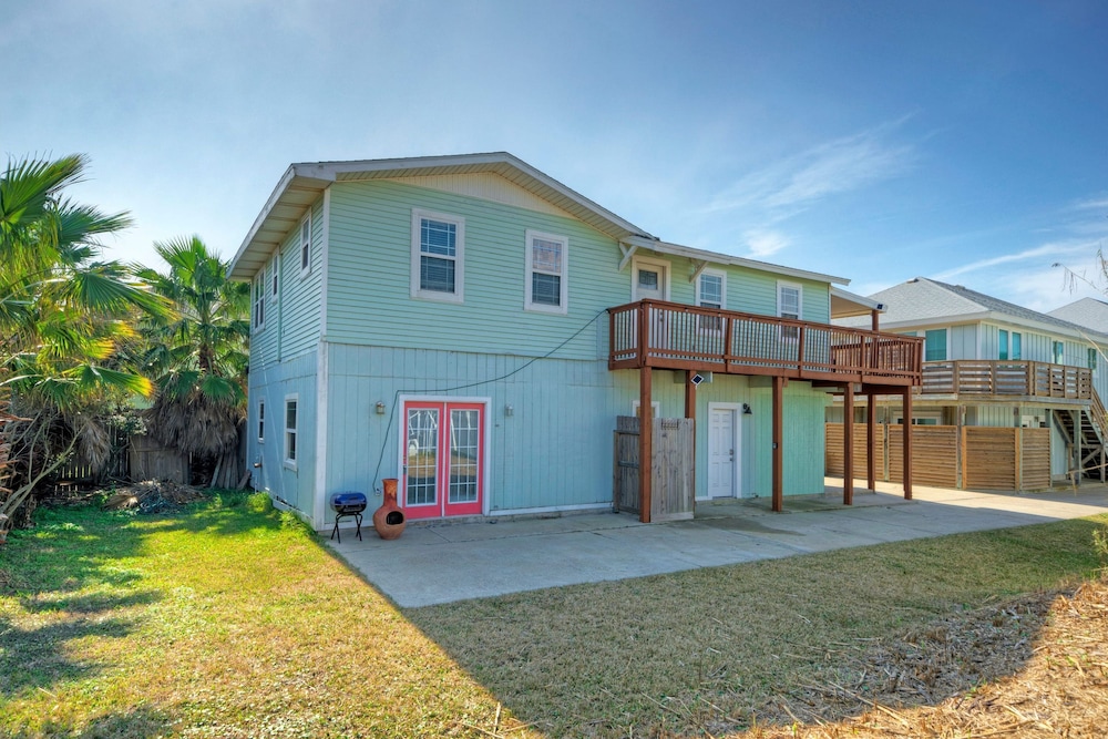 2-unit Home in Golf Cart Zone w Patio Balcony Salty Sunshine Multi-family Retreat