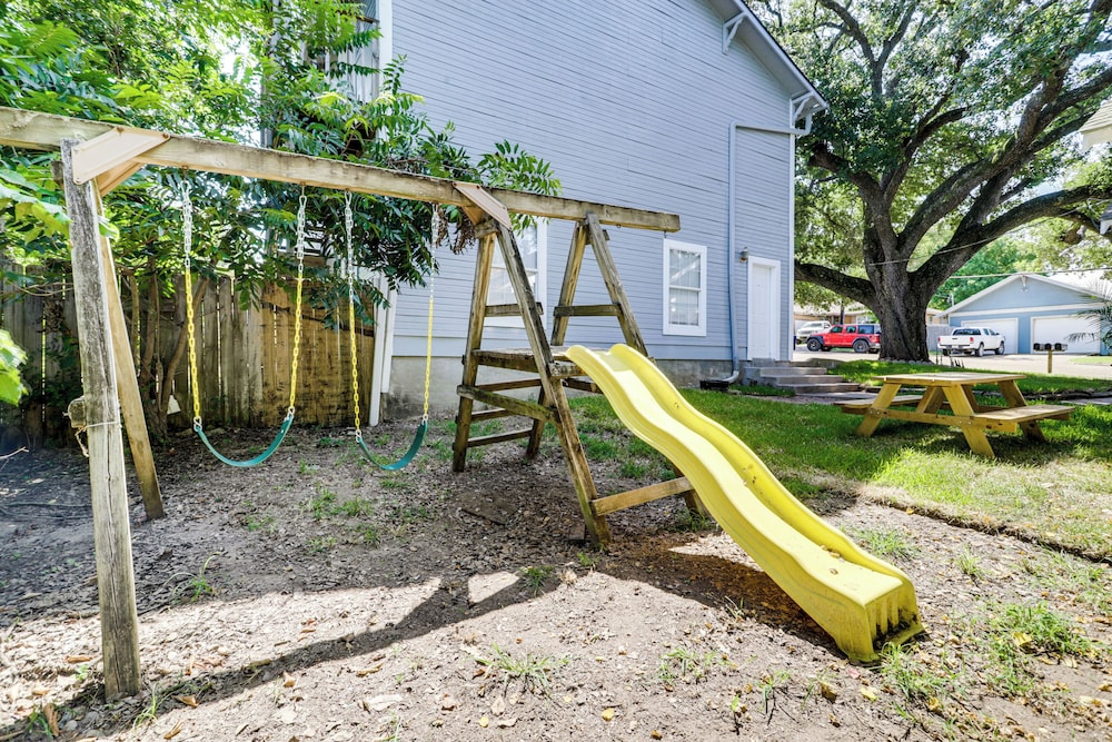 1 Mi to Dtwn! Restored 1930s Brenham Retreat