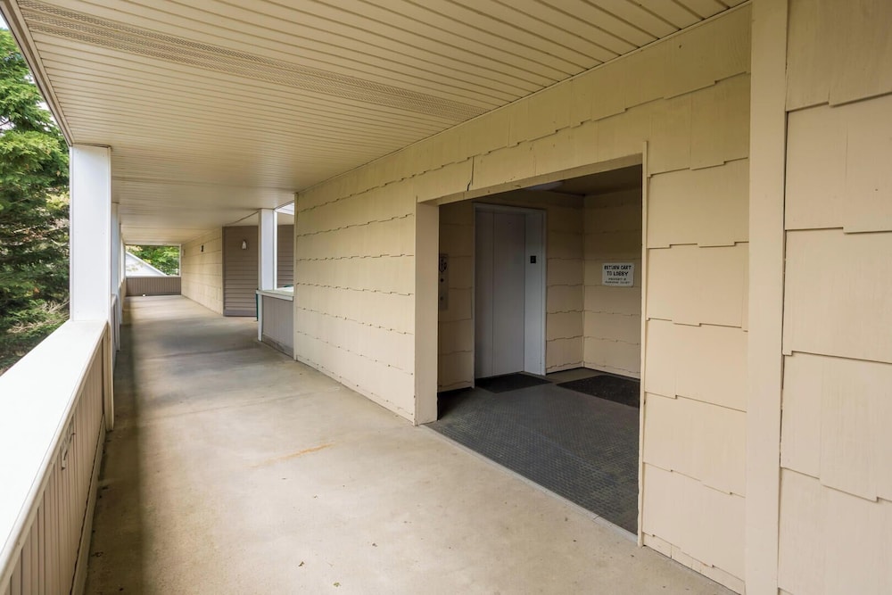 Mariners Court 204