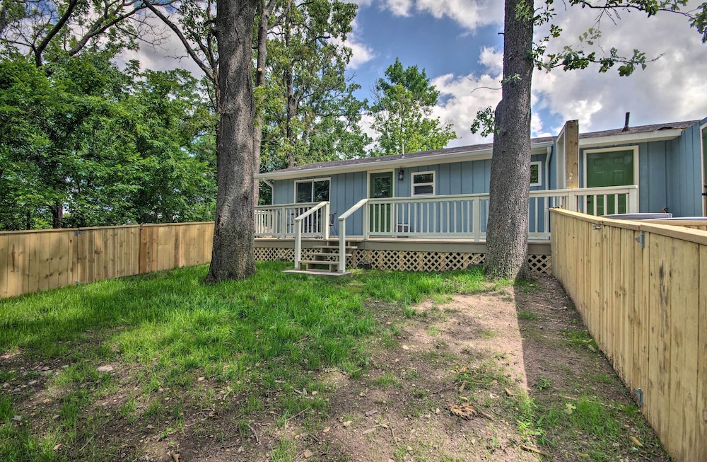 Omaha Apartment w/ Yard - 15 Miles to Branson view 5