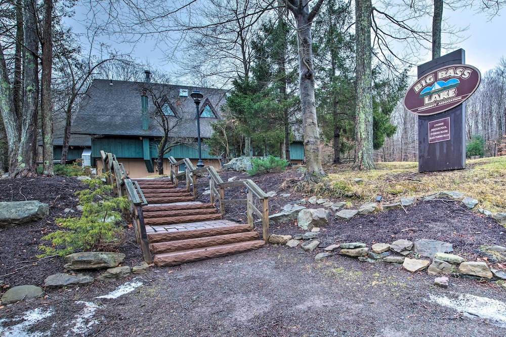 Poconos Cabin < 11 Mi to Tobyhanna State Park!