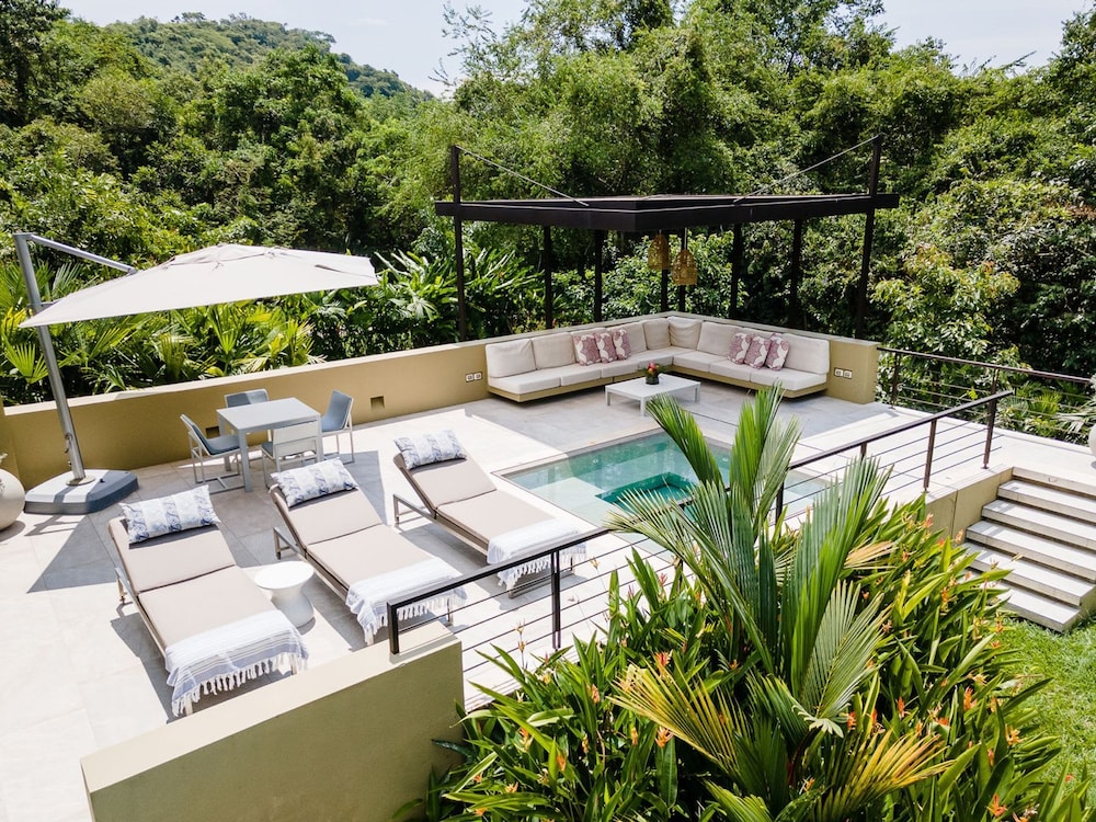 w Mind-blowing 4BR Villa w Pool at Mesa de Yeguas