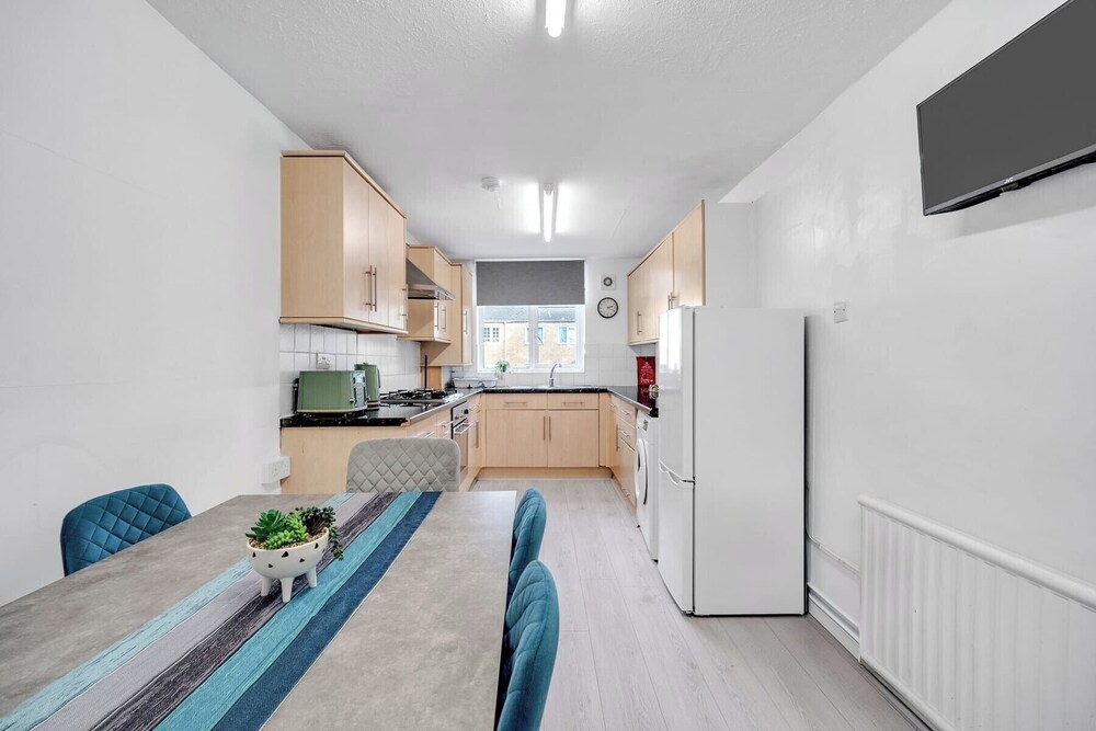 4 Bedrooms - Up To 14 Guests - Free Parking