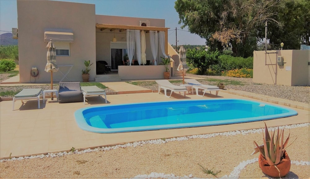 Gennadi Serenity House -beachfront Villa