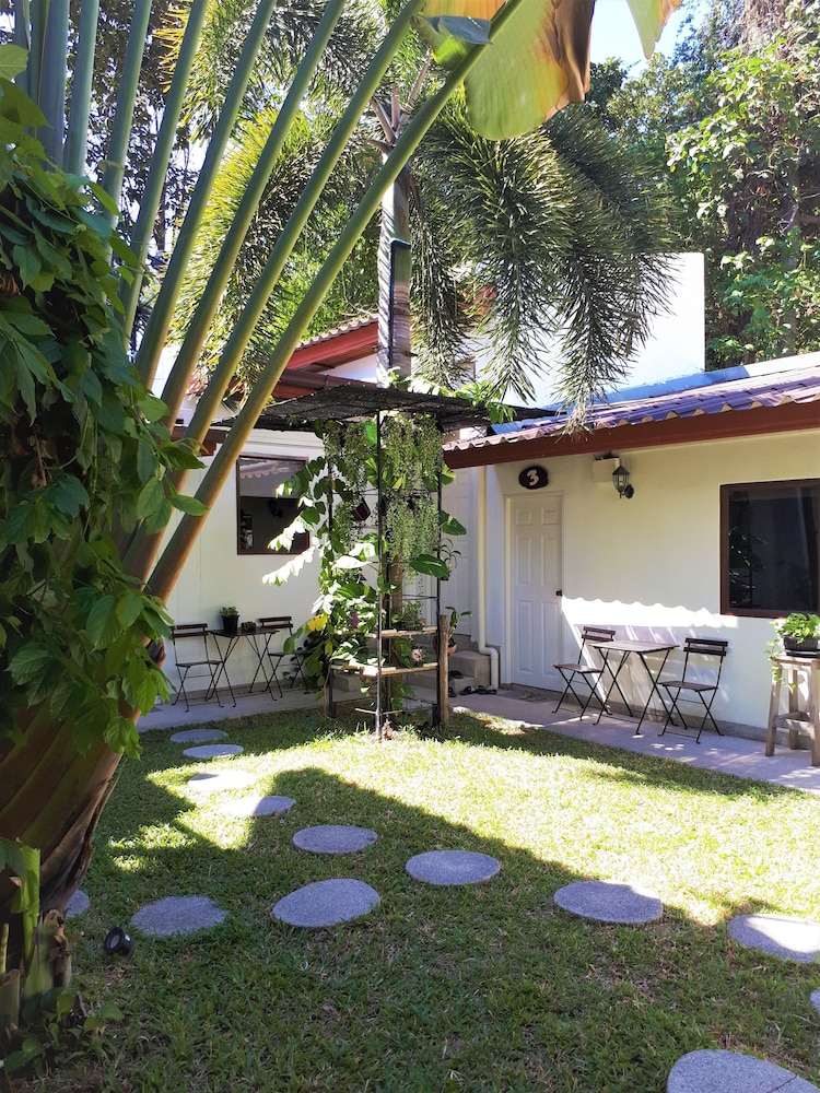 The Reef Hotel & Studios