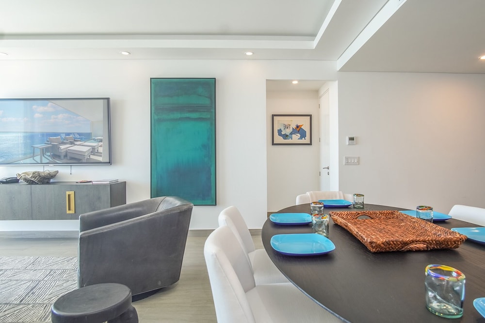 Sensational 2 Bedroom Condominium