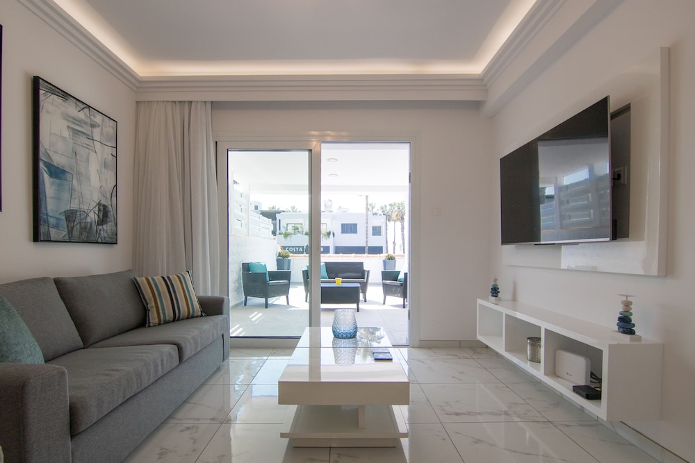 Phaedrus Living Luxury Flat Semeli