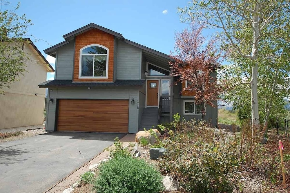 1712 Venice Drive 4 Bedroom Home by RedAwning