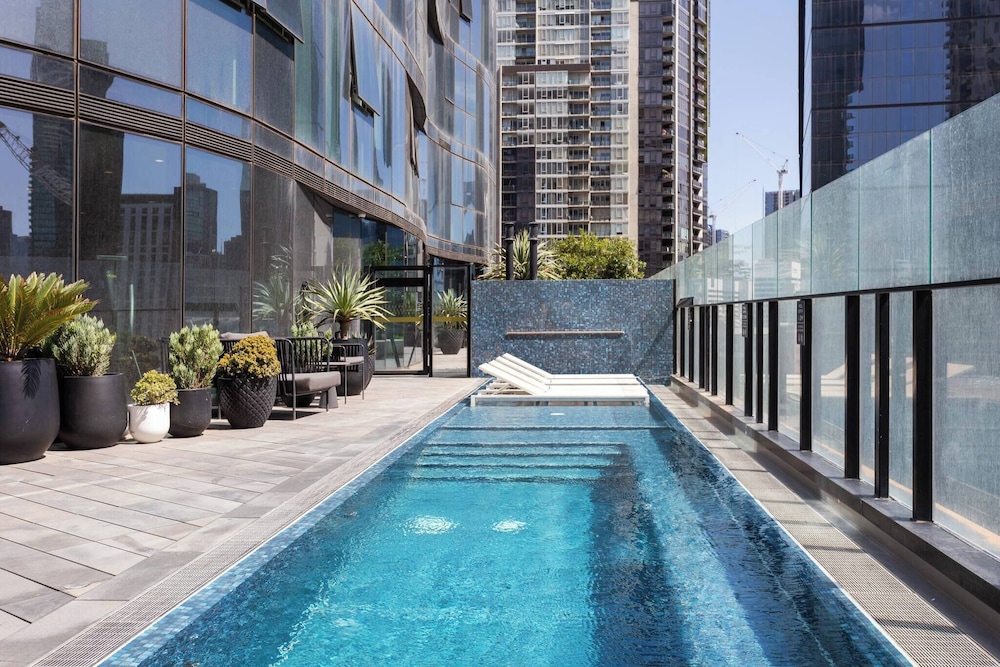 Southbank 2BR High City Views Enjoy Wine, Gym, Pool, Wifi