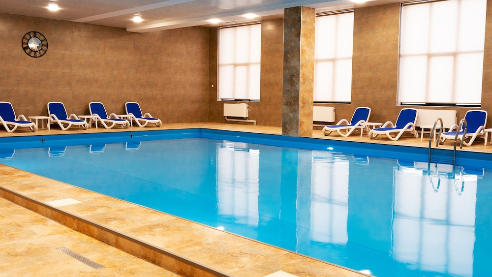 Spacious 1BR Pool & Sauna
