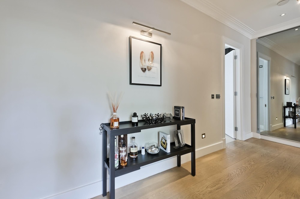 Immaculate two Bedroom Apartment in Chelsea by Underthedoormat