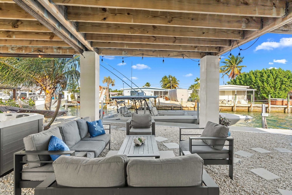Mermaid Manor Waterfront Haven w Hot Tub Dock