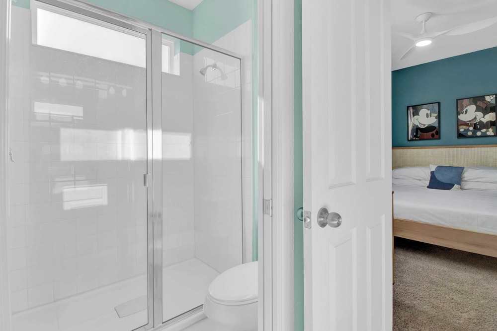 Sleeps 20! 9bdr, Star Wars-themed Game Room, Pool, Hot Tub Nassau by Avantstay