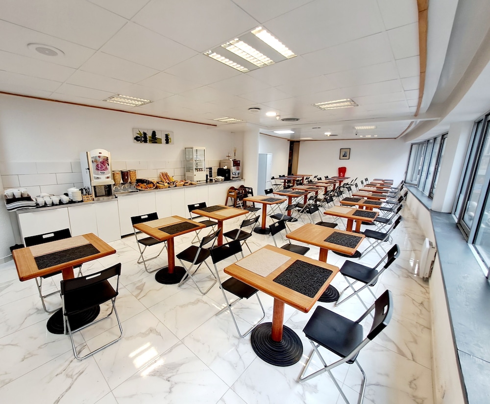 Saint-Denis Vacations - Crystal Hotel Saint Denis Basilique - Property Image 5