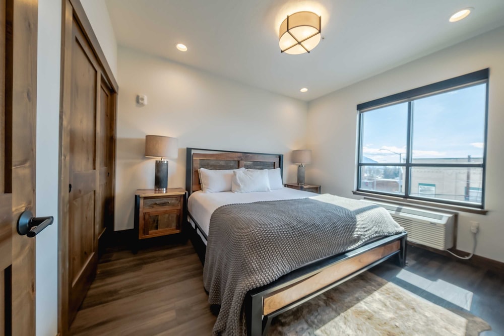 Downtown Penthouse Condo For 4!