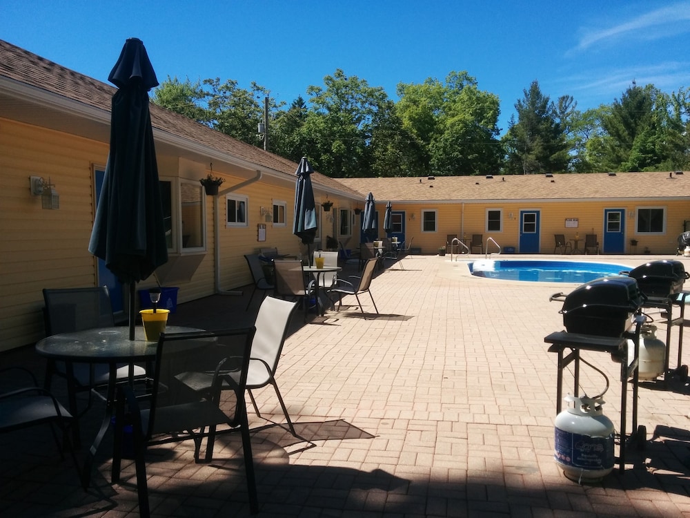 The Pinewood - Adult Getaway by the Lake