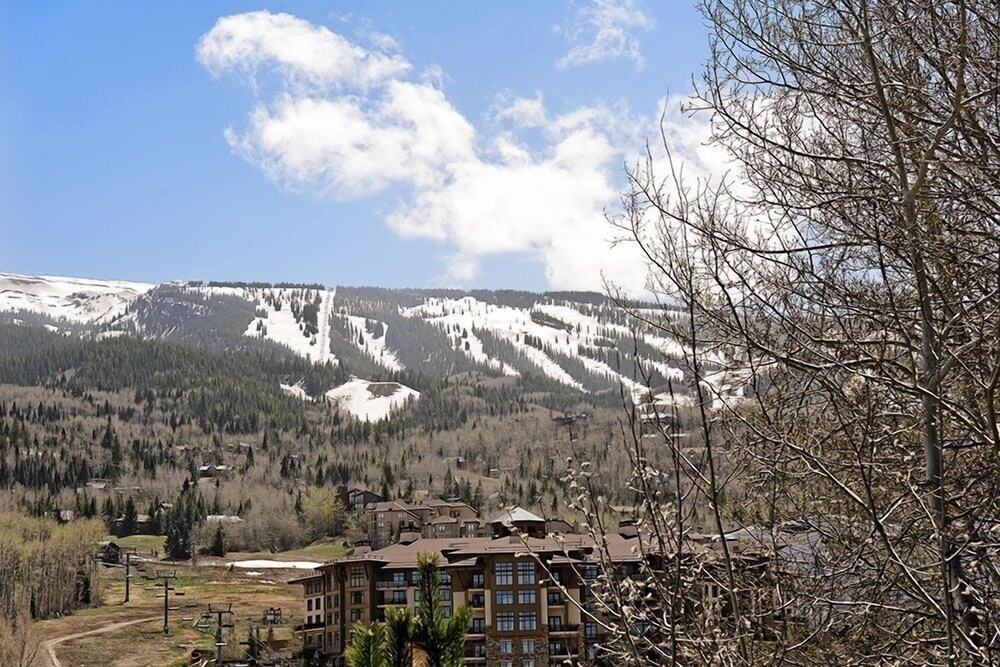 Snowmass 2BR Loft Retreat Deck, Fireplace & Views - 21E