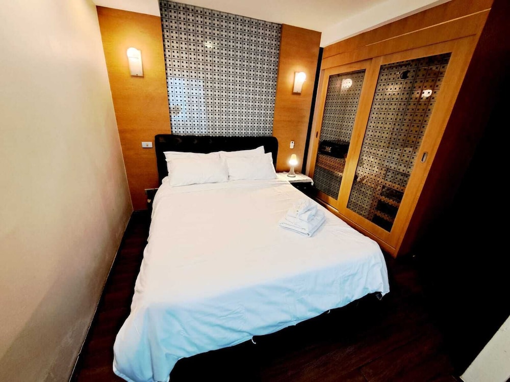 2D - 3 Bedroom Downtown Apartment With Shared Pool