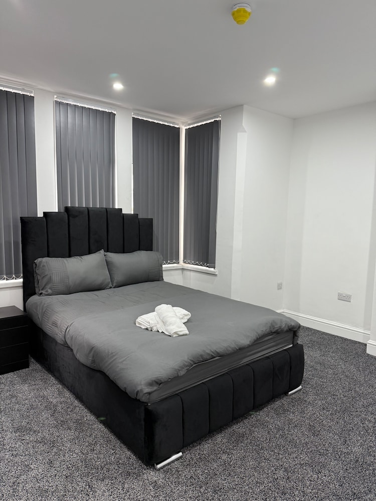 Lutom 2 Bed Flat - 1 With Sofa bed Sleeps 4