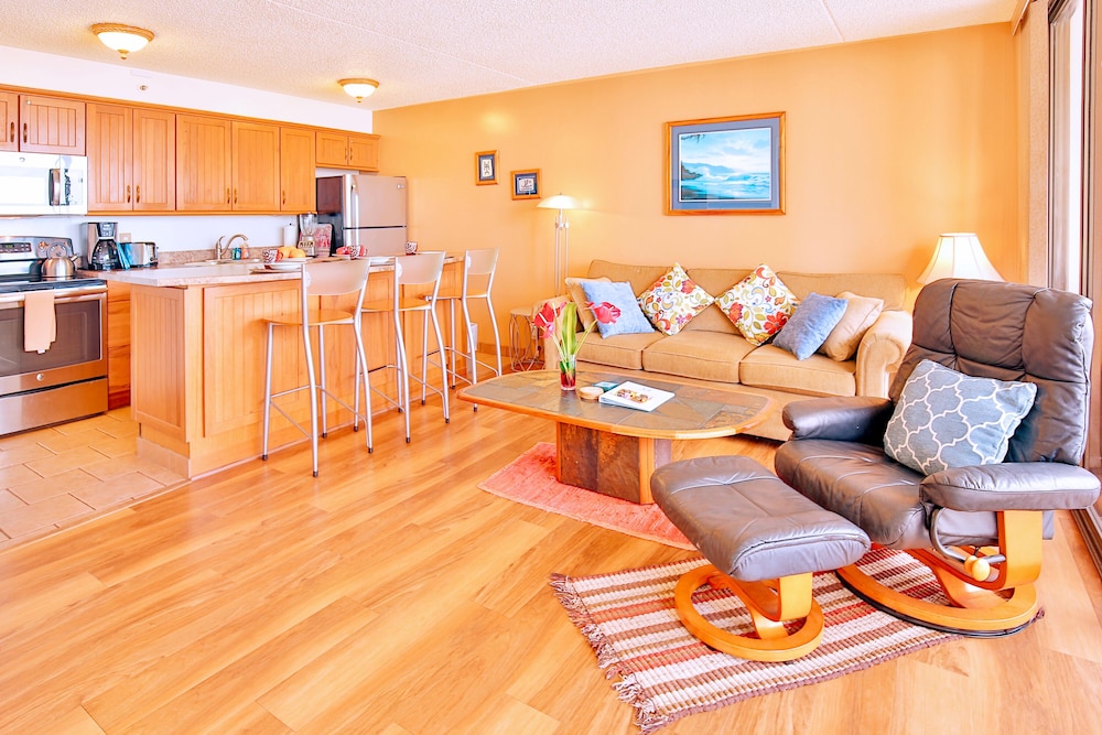 High Floor Ocean View Condo (King Bed and Parking): hotel room photo