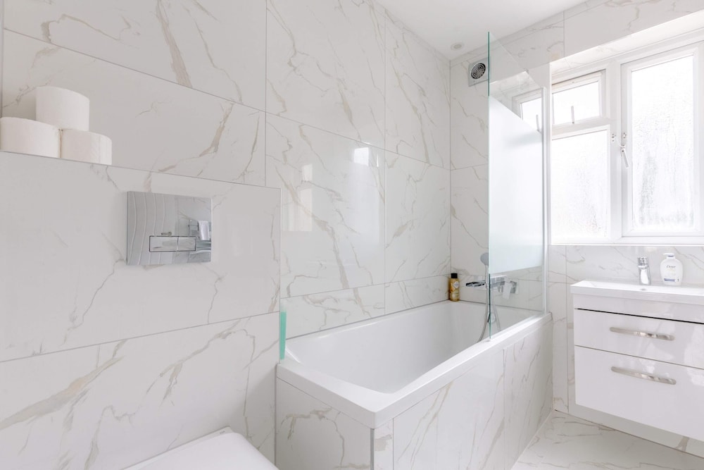 Spacious 4BD Home, Near Excel London!