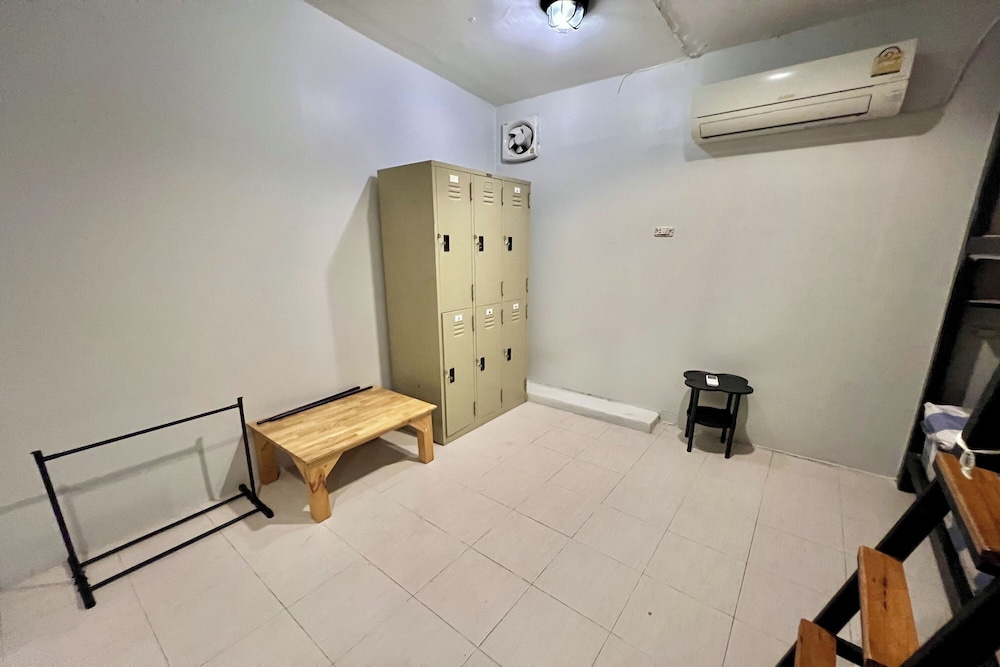 Orchid Hostel Near Bumrungrad Hospital and Nana Market