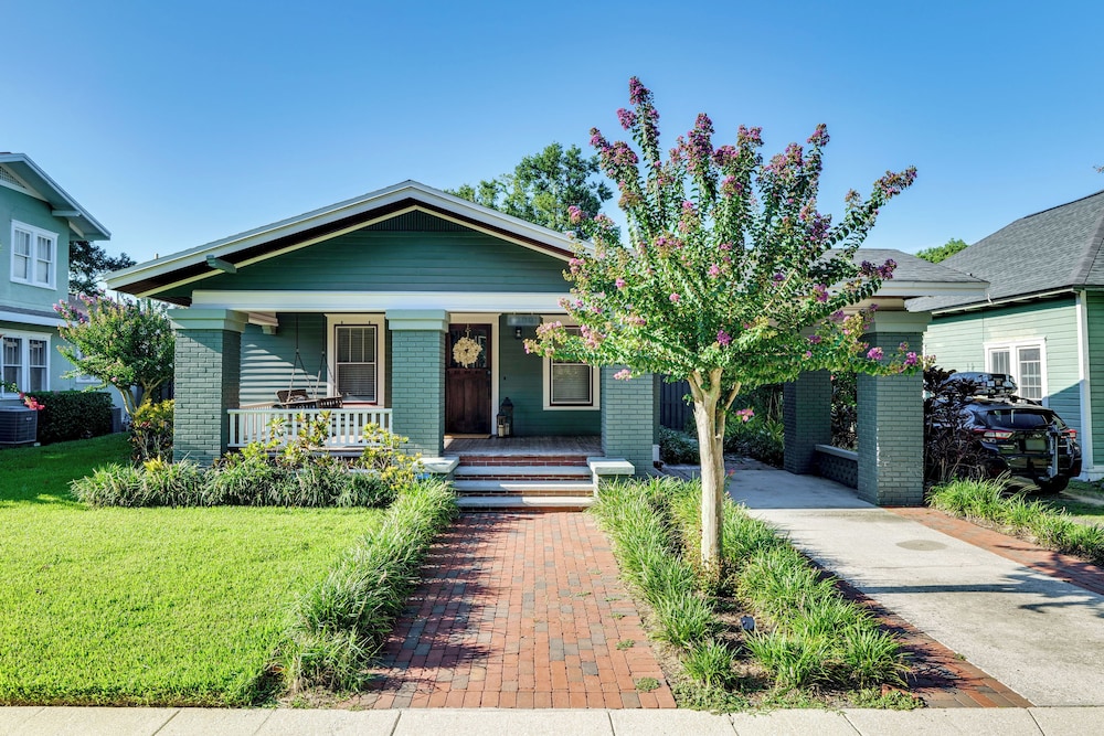 Renovated, Stylish Retreat w/ Patio in Lakeland!