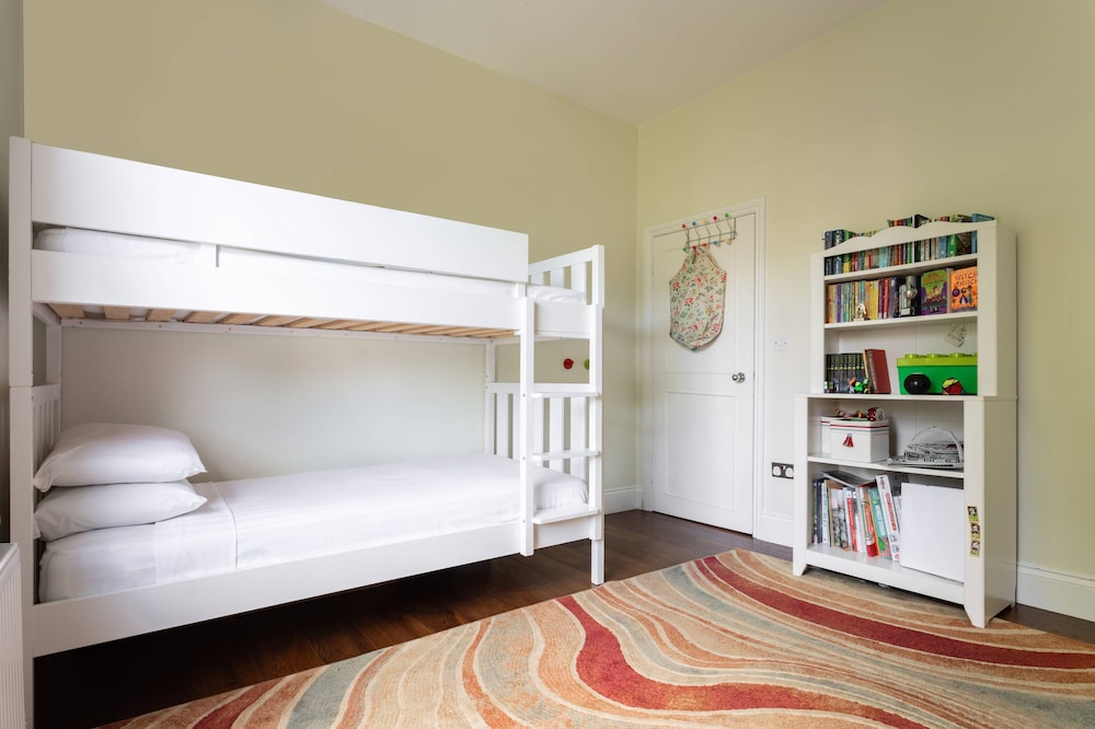 Bassett Road XII by Onefinestay