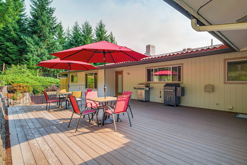 4 Mi to River: Umpqua Valley Villa w/ Fire Pit!