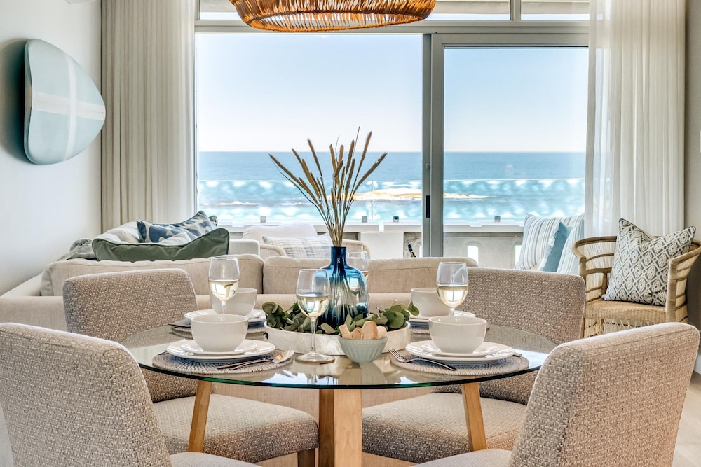 Apartment w Sea Views by Camps Bay Beach Kyanos