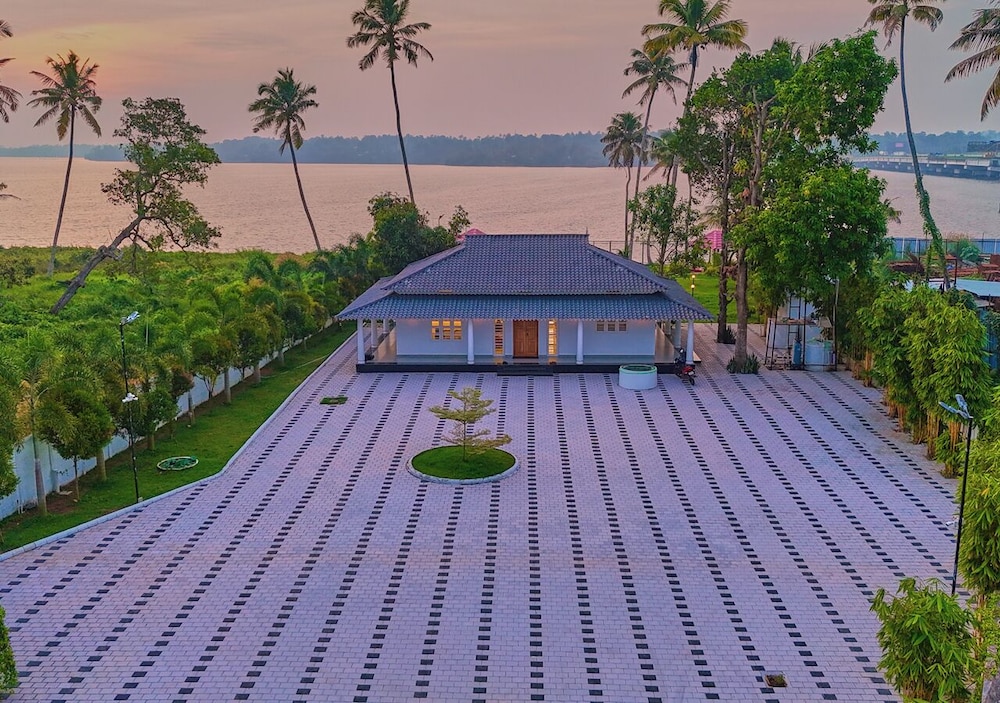 Ashtamudi Lake Villa by VOYE HOMES