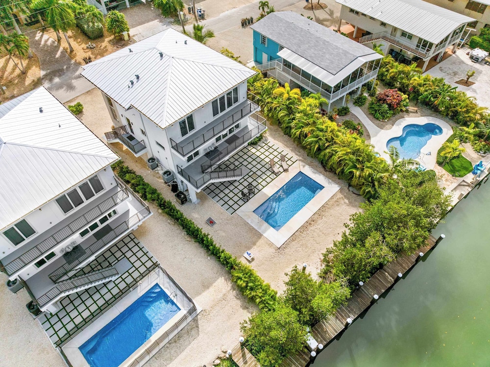 Isla Luna Waterfront Oasis Pool Dock Kayaks