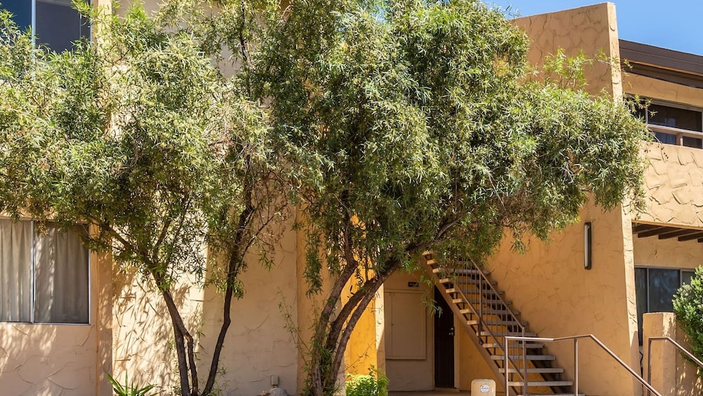 Ultra Modern Old Town Scottsdale 3 Bedroom!