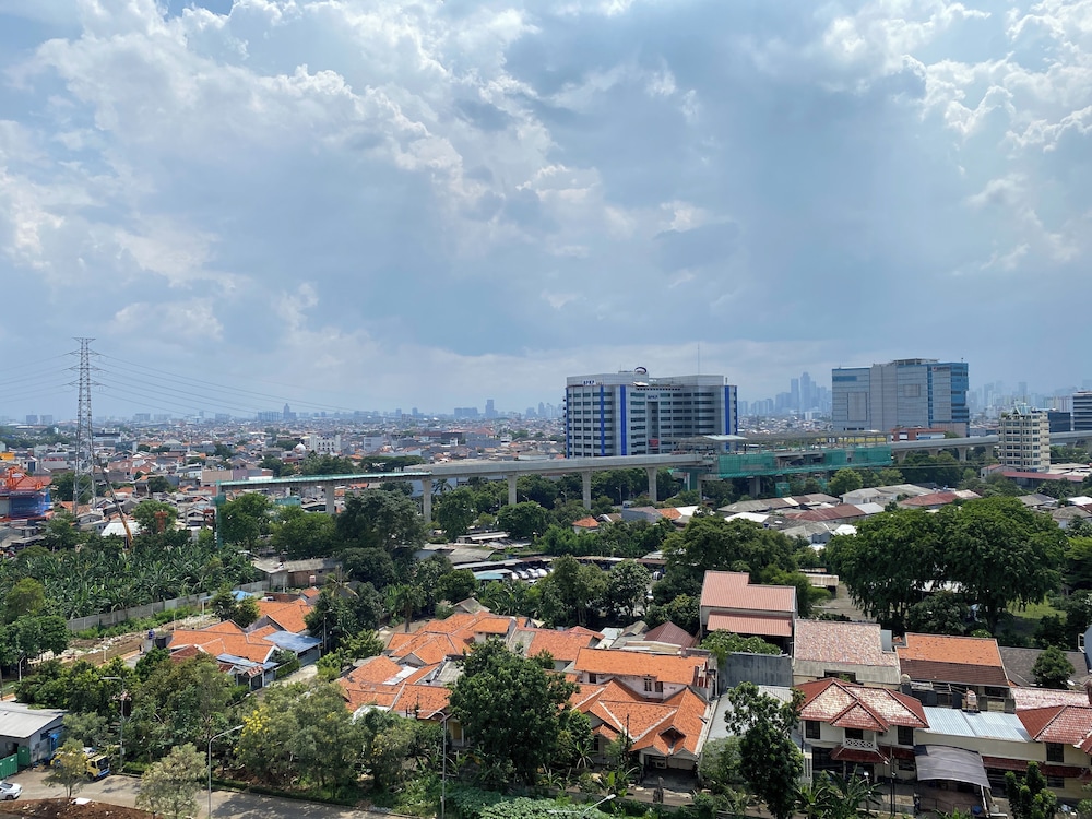 Good And Homey 2Br Apartment At Green Pramuka City