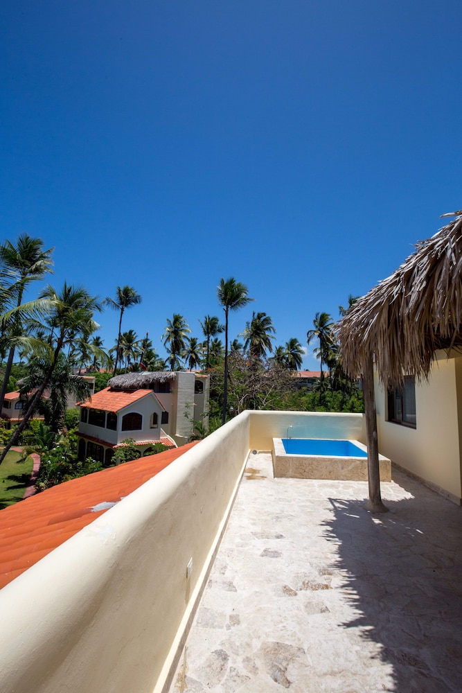 Los Corales Beach Village