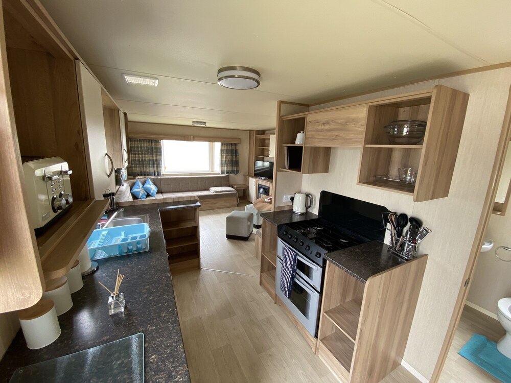 3 Bed 8 Berth Caravan in California Cliffs - D53 view 4