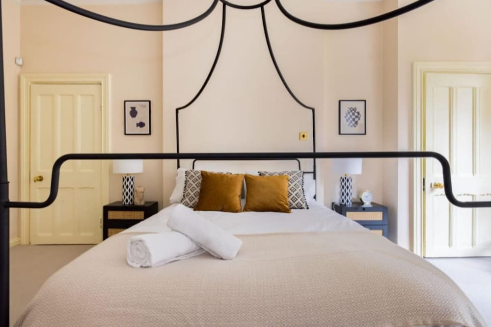 The Woking Wonder - Captivating 3bdr Flat With Parking view 4