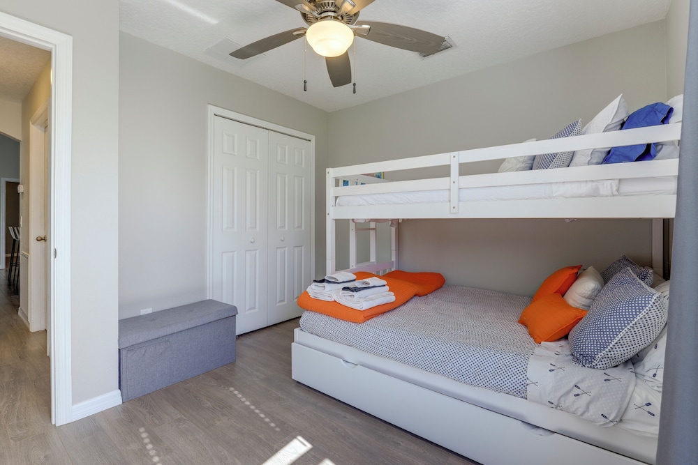 Close to Family Park: Home w/ Screened Lanai!