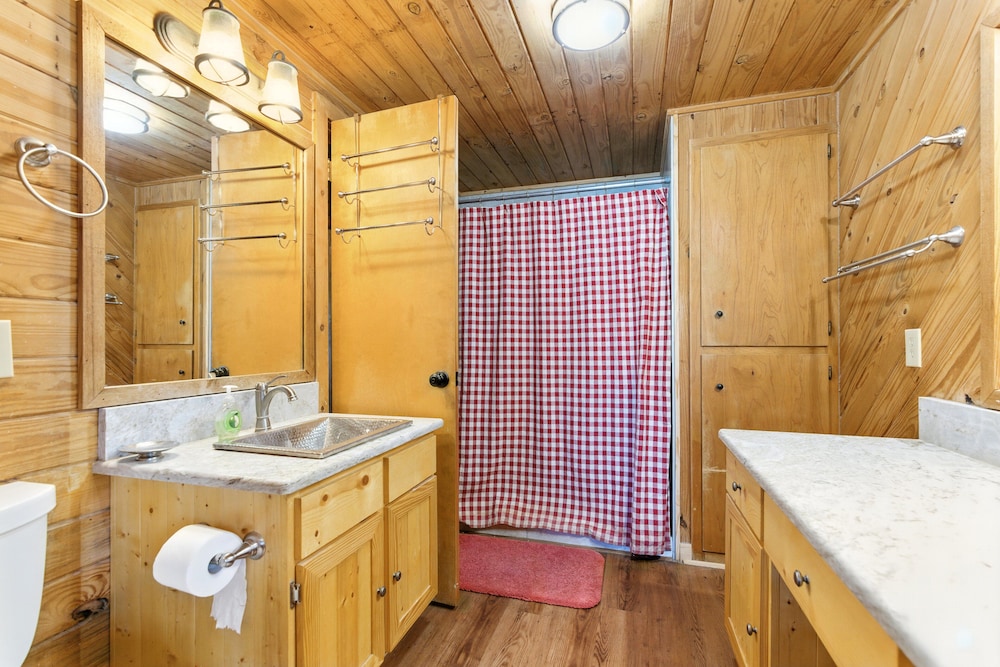 Frio Rivers Edge In The Heart Of Hill Country 3 Bedroom Cabin