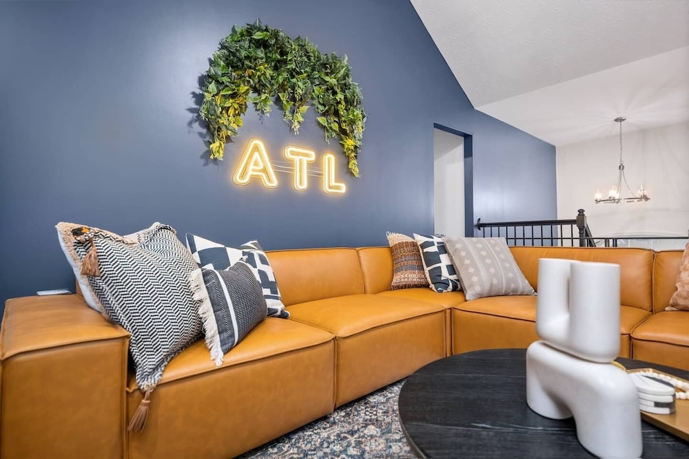 ATL Patio Paradise Pool Hottub Theater Gmrm B-ball