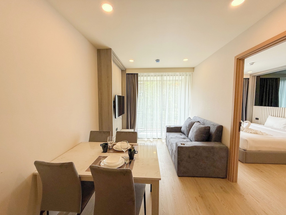 1BR Condo Near Beach with Pool Gym C235