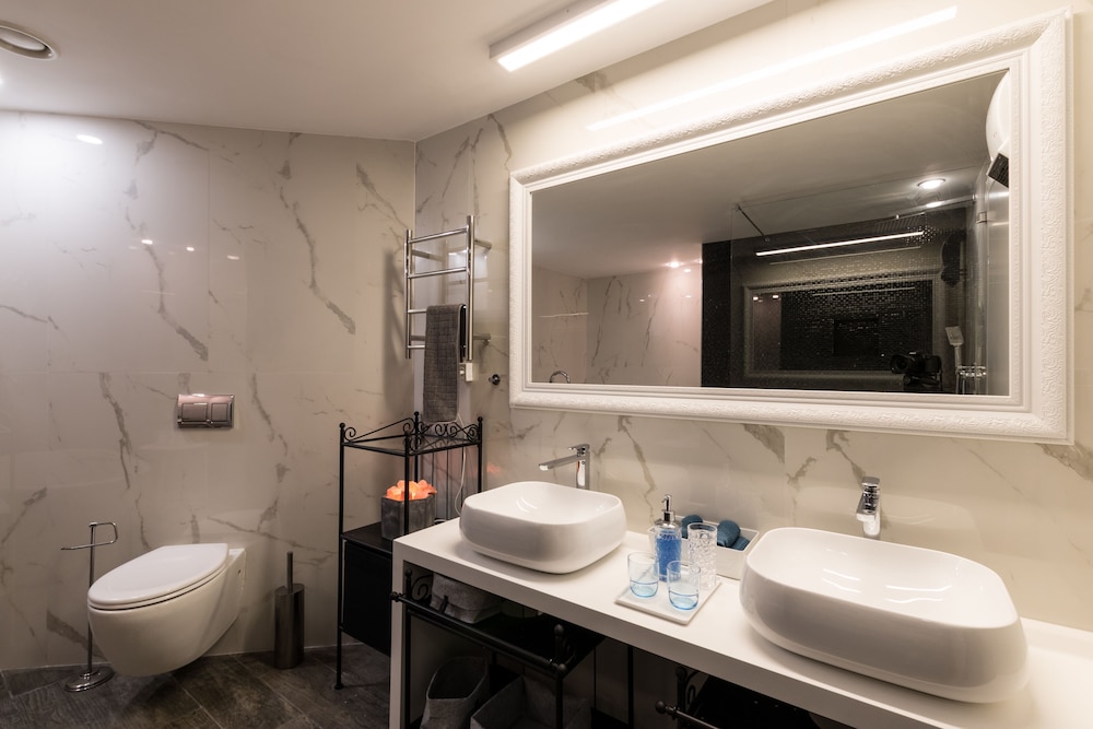 High Class Condo at Marina by FeelHome