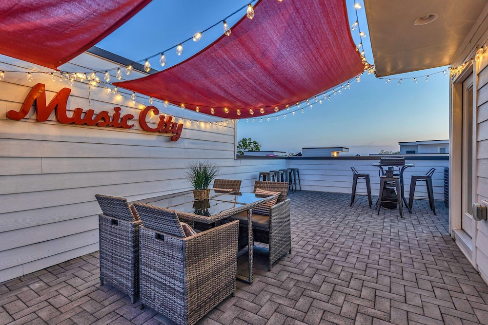 New Rooftop With City Views Game Room DT Nash