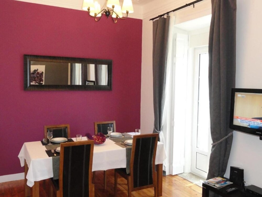 Modern 2-bed Apartment - Heart of Downtown Lisbon