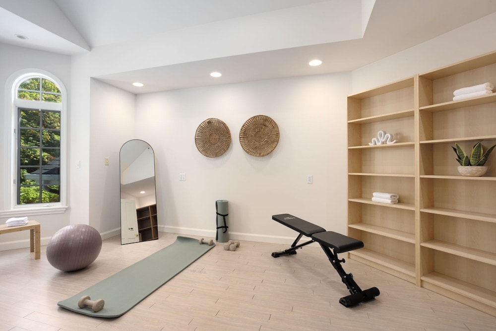 Cascadia Family Mansion Hot Tub Game Room Gym