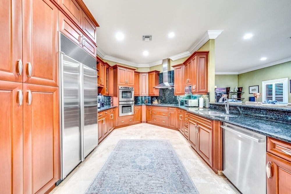 5 Bedroom Luxury Home, Minutes to Las Olas, Shops & Beach - Image 3
