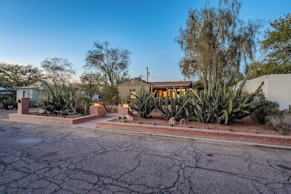 Gazebo, Patios & Grill: Colorful Tucson Retreat!