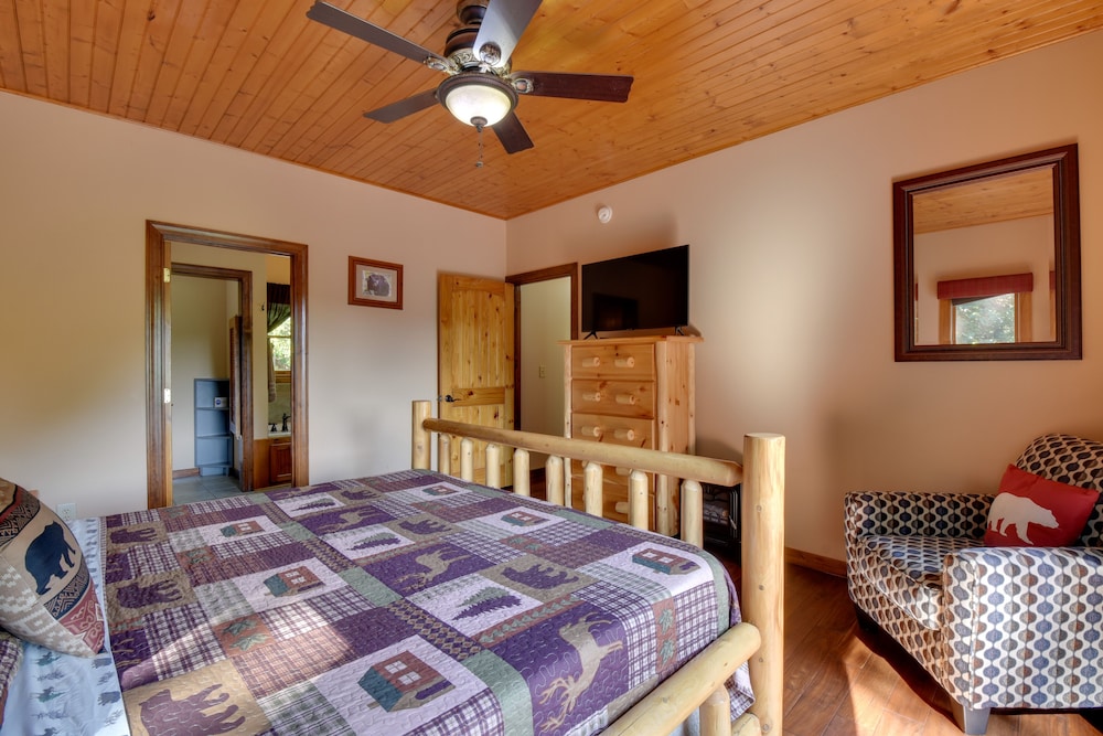 Hot Tub, Game Tables & Mtn Views: Ellijay Cabin view 5