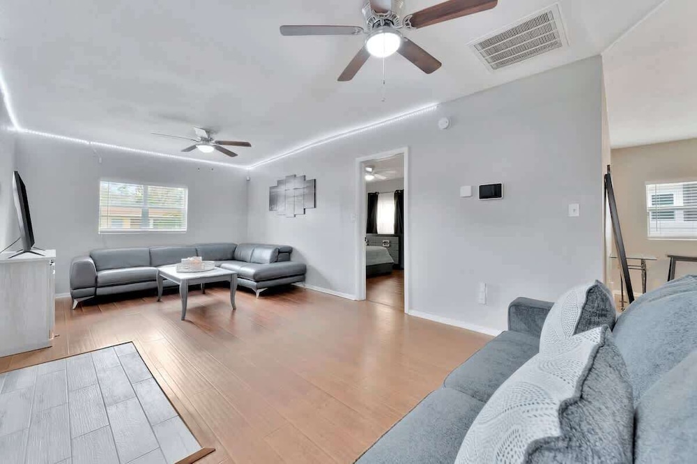 Updated Cozy Home Centrally Located pet Friendly